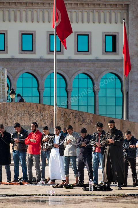17 décembre 2013 : Prières sur la place de la Kasbah. Quelques centaines de personnes ont répondu à l’appel de l’organisation Ansar Chariâa pour manifester à la Kasbah en commémoration du 17 décembre, date du début de la révolution tunisienne mais aussi et surtout pour prévenir du retour à la représeeion contre leur organisation. Les manifestants sont essentiellement composés de sympathisants du mouvement Ansar Chariâa et de quelques membres des ligues de protection de la révolution. Une présence policière imposante a été constatée sur les lieux et les participants à cette manifestation ont été systématiquement fouillés par les organisateurs.