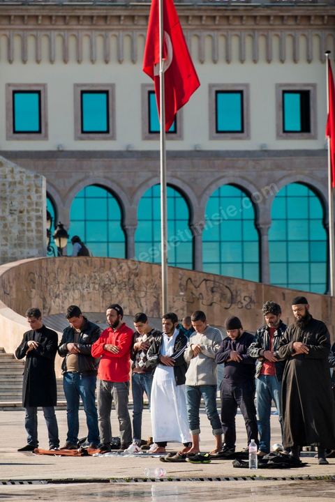 17 décembre 2013 : Prières sur la place de la Kasbah. Quelques centaines de personnes ont répondu à l’appel de l’organisation Ansar Chariâa pour manifester à la Kasbah en commémoration du 17 décembre, date du début de la révolution tunisienne mais aussi et surtout pour prévenir du retour à la représeeion contre leur organisation. Les manifestants sont essentiellement composés de sympathisants du mouvement Ansar Chariâa et de quelques membres des ligues de protection de la révolution. Une présence policière imposante a été constatée sur les lieux et les participants à cette manifestation ont été systématiquement fouillés par les organisateurs.