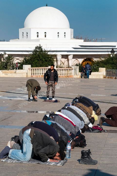 17 décembre 2013 : Prières sur la place de la Kasbah. Quelques centaines de personnes ont répondu à l’appel de l’organisation Ansar Chariâa pour manifester à la Kasbah en commémoration du 17 décembre, date du début de la révolution tunisienne mais aussi et surtout pour prévenir du retour à la représeeion contre leur organisation. Les manifestants sont essentiellement composés de sympathisants du mouvement Ansar Chariâa et de quelques membres des ligues de protection de la révolution. Une présence policière imposante a été constatée sur les lieux et les participants à cette manifestation ont été systématiquement fouillés par les organisateurs.
