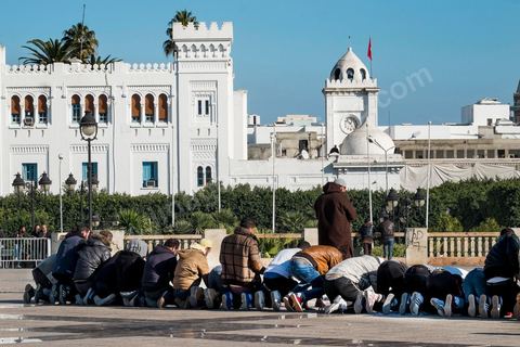 17 décembre 2013 : Prières sur la place de la Kasbah. Quelques centaines de personnes ont répondu à l’appel de l’organisation Ansar Chariâa pour manifester à la Kasbah en commémoration du 17 décembre, date du début de la révolution tunisienne mais aussi et surtout pour prévenir du retour à la représeeion contre leur organisation. Les manifestants sont essentiellement composés de sympathisants du mouvement Ansar Chariâa et de quelques membres des ligues de protection de la révolution. Une présence policière imposante a été constatée sur les lieux et les participants à cette manifestation ont été systématiquement fouillés par les organisateurs.