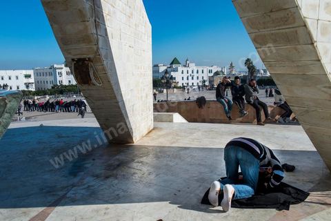 17 décembre 2013 : Prières sur la place de la Kasbah. Quelques centaines de personnes ont répondu à l’appel de l’organisation Ansar Chariâa pour manifester à la Kasbah en commémoration du 17 décembre, date du début de la révolution tunisienne mais aussi et surtout pour prévenir du retour à la représeeion contre leur organisation. Les manifestants sont essentiellement composés de sympathisants du mouvement Ansar Chariâa et de quelques membres des ligues de protection de la révolution. Une présence policière imposante a été constatée sur les lieux et les participants à cette manifestation ont été systématiquement fouillés par les organisateurs.