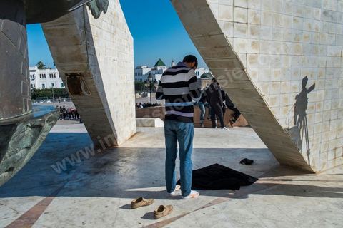 17 décembre 2013 : Prières sur la place de la Kasbah. Quelques centaines de personnes ont répondu à l’appel de l’organisation Ansar Chariâa pour manifester à la Kasbah en commémoration du 17 décembre, date du début de la révolution tunisienne mais aussi et surtout pour prévenir du retour à la représeeion contre leur organisation. Les manifestants sont essentiellement composés de sympathisants du mouvement Ansar Chariâa et de quelques membres des ligues de protection de la révolution. Une présence policière imposante a été constatée sur les lieux et les participants à cette manifestation ont été systématiquement fouillés par les organisateurs.