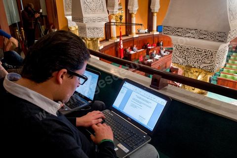 During a plenary session of the assembly, Tammen tweets all the important facts and statements on behalf of Al Bawsala. Al Bawsala (The Compass) is a Tunisian non-profit, non-governmental organization. It is independent of any political influence. Since 2012, the team has been serving as an observatory for the National Constituent Assembly.