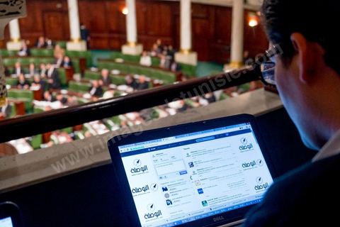 During a plenary session of the assembly, Tammen tweets all the important facts and statements on behalf of Al Bawsala. Al Bawsala (The Compass) is a Tunisian non-profit, non-governmental organization. It is independent of any political influence. Since 2012, the team has been serving as an observatory for the National Constituent Assembly.