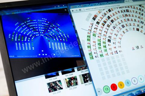 Ons et Emna décortiquent un vote de l'ANC à partir de leurs photos et videos pris durant le vote des députés. Al Bawsala (la boussole) est une organisation non gouvernementale de droit tunisien à but non lucratif. Elle est indépendante de toute influence politique. L'équipe travaille depuis 2012 comme un l’observatoire de l’Assemblée nationale constituante.