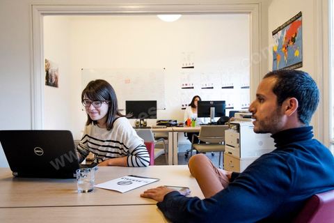 Ons, Selim et Emna en réunion au bureau de Bawsala. Al Bawsala (la boussole) est une organisation non gouvernementale de droit tunisien à but non lucratif. Elle est indépendante de toute influence politique. L'équipe travaille depuis 2012 comme un l’observatoire de l’Assemblée nationale constituante.