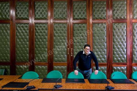 Tammem Mahjoub, Chargé de missions, dans une des salles de commission de l'Assemblée. Al Bawsala (la boussole) est une organisation non gouvernementale de droit tunisien à but non lucratif. Elle est indépendante de toute influence politique. L'équipe travaille depuis 2012 comme un l’observatoire de l’Assemblée nationale constituante.