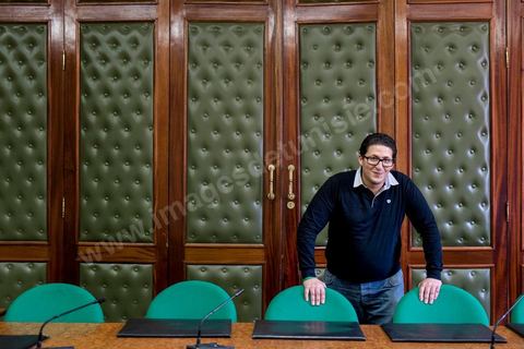 Tammem Mahjoub, Chargé de missions, dans une des salles de commission de l'Assemblée. Al Bawsala (la boussole) est une organisation non gouvernementale de droit tunisien à but non lucratif. Elle est indépendante de toute influence politique. L'équipe travaille depuis 2012 comme un l’observatoire de l’Assemblée nationale constituante.