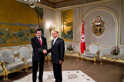 09 janvier 2014 : au palais présidentiel de Carthage, le Premier Ministre Ali Larayedh, du parti Ennahdha, remet au Président de la Républie, Moncef Marzouki, sa démission comme convenu dans le planning du Dialogue National. Hier à l'Assemblée Nationale les membres de l'ISIEI ont été élus par les députés, reste encore 15 jours pour finaliser le vote de la constitution, le premier ministre sera remplacé par Mehdi Jomaa candidat proposé par le Dialogue National.