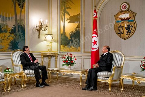 09 janvier 2014 : au palais présidentiel de Carthage, le Premier Ministre Ali Larayedh, du parti Ennahdha, remet au Président de la Républie, Moncef Marzouki, sa démission comme convenu dans le planning du Dialogue National. Hier à l'Assemblée Nationale les membres de l'ISIEI ont été élus par les députés, reste encore 15 jours pour finaliser le vote de la constitution, le premier ministre sera remplacé par Mehdi Jomaa candidat proposé par le Dialogue National.