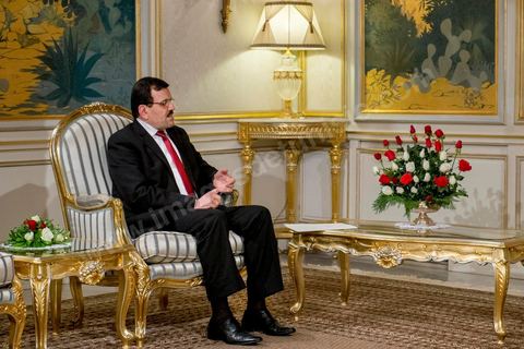 09 janvier 2014 : au palais présidentiel de Carthage, le Premier Ministre Ali Larayedh, du parti Ennahdha, remet au Président de la Républie, Moncef Marzouki, sa démission comme convenu dans le planning du Dialogue National. Hier à l'Assemblée Nationale les membres de l'ISIEI ont été élus par les députés, reste encore 15 jours pour finaliser le vote de la constitution, le premier ministre sera remplacé par Mehdi Jomaa candidat proposé par le Dialogue National.