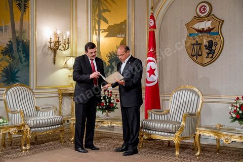 09 janvier 2014 : au palais présidentiel de Carthage, le Premier Ministre Ali Larayedh, du parti Ennahdha, remet au Président de la Républie, Moncef Marzouki, sa démission comme convenu dans le planning du Dialogue National. Hier à l'Assemblée Nationale les membres de l'ISIEI ont été élus par les députés, reste encore 15 jours pour finaliser le vote de la constitution, le premier ministre sera remplacé par Mehdi Jomaa candidat proposé par le Dialogue National.