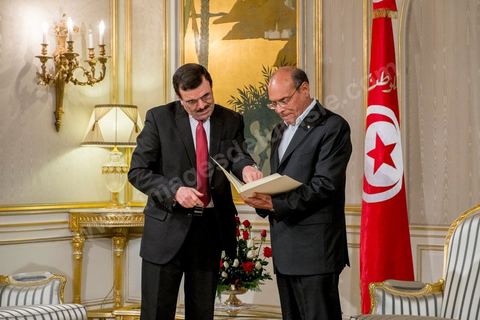 09 janvier 2014 : au palais présidentiel de Carthage, le Premier Ministre Ali Larayedh, du parti Ennahdha, remet au Président de la Républie, Moncef Marzouki, sa démission comme convenu dans le planning du Dialogue National. Hier à l'Assemblée Nationale les membres de l'ISIEI ont été élus par les députés, reste encore 15 jours pour finaliser le vote de la constitution, le premier ministre sera remplacé par Mehdi Jomaa candidat proposé par le Dialogue National.