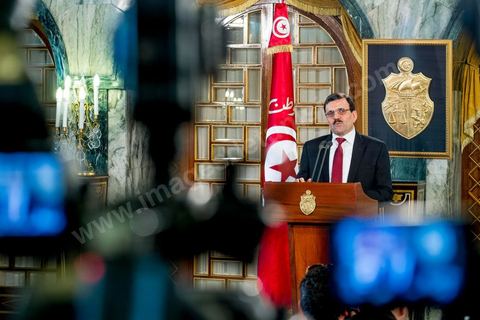 09 janvier 2014 : Discours de Ali Larayedh après la remise de sa démission. Au palais présidentiel de Carthage, le Premier Ministre Ali Larayedh, du parti Ennahdha, remet au Président de la Républie, Moncef Marzouki, sa démission comme convenu dans le planning du Dialogue National. Hier à l'Assemblée Nationale les membres de l'ISIEI ont été élus par les députés, reste encore 15 jours pour finaliser le vote de la constitution, le premier ministre sera remplacé par Mehdi Jomaa candidat proposé par le Dialogue National.