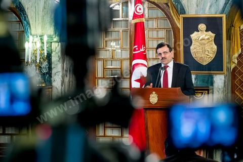 09 janvier 2014 : Discours de Ali Larayedh après la remise de sa démission. Au palais présidentiel de Carthage, le Premier Ministre Ali Larayedh, du parti Ennahdha, remet au Président de la Républie, Moncef Marzouki, sa démission comme convenu dans le planning du Dialogue National. Hier à l'Assemblée Nationale les membres de l'ISIEI ont été élus par les députés, reste encore 15 jours pour finaliser le vote de la constitution, le premier ministre sera remplacé par Mehdi Jomaa candidat proposé par le Dialogue National.