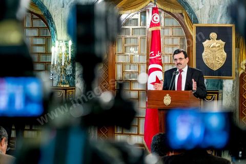 09 janvier 2014 : Discours de Ali Larayedh après la remise de sa démission. Au palais présidentiel de Carthage, le Premier Ministre Ali Larayedh, du parti Ennahdha, remet au Président de la Républie, Moncef Marzouki, sa démission comme convenu dans le planning du Dialogue National. Hier à l'Assemblée Nationale les membres de l'ISIEI ont été élus par les députés, reste encore 15 jours pour finaliser le vote de la constitution, le premier ministre sera remplacé par Mehdi Jomaa candidat proposé par le Dialogue National.