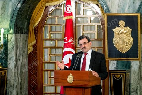 09 janvier 2014 : Discours de Ali Larayedh après la remise de sa démission. Au palais présidentiel de Carthage, le Premier Ministre Ali Larayedh, du parti Ennahdha, remet au Président de la Républie, Moncef Marzouki, sa démission comme convenu dans le planning du Dialogue National. Hier à l'Assemblée Nationale les membres de l'ISIEI ont été élus par les députés, reste encore 15 jours pour finaliser le vote de la constitution, le premier ministre sera remplacé par Mehdi Jomaa candidat proposé par le Dialogue National.