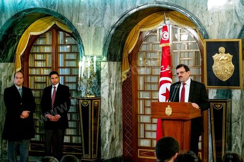 09 janvier 2014 : Discours de Ali Larayedh après la remise de sa démission. Au palais présidentiel de Carthage, le Premier Ministre Ali Larayedh, du parti Ennahdha, remet au Président de la Républie, Moncef Marzouki, sa démission comme convenu dans le planning du Dialogue National. Hier à l'Assemblée Nationale les membres de l'ISIEI ont été élus par les députés, reste encore 15 jours pour finaliser le vote de la constitution, le premier ministre sera remplacé par Mehdi Jomaa candidat proposé par le Dialogue National.