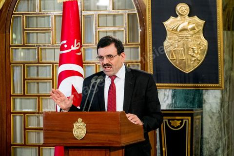 09 janvier 2014 : Discours de Ali Larayedh après la remise de sa démission. Au palais présidentiel de Carthage, le Premier Ministre Ali Larayedh, du parti Ennahdha, remet au Président de la Républie, Moncef Marzouki, sa démission comme convenu dans le planning du Dialogue National. Hier à l'Assemblée Nationale les membres de l'ISIEI ont été élus par les députés, reste encore 15 jours pour finaliser le vote de la constitution, le premier ministre sera remplacé par Mehdi Jomaa candidat proposé par le Dialogue National.