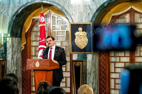 09 janvier 2014 : Discours de Ali Larayedh après la remise de sa démission. Au palais présidentiel de Carthage, le Premier Ministre Ali Larayedh, du parti Ennahdha, remet au Président de la Républie, Moncef Marzouki, sa démission comme convenu dans le planning du Dialogue National. Hier à l'Assemblée Nationale les membres de l'ISIEI ont été élus par les députés, reste encore 15 jours pour finaliser le vote de la constitution, le premier ministre sera remplacé par Mehdi Jomaa candidat proposé par le Dialogue National.