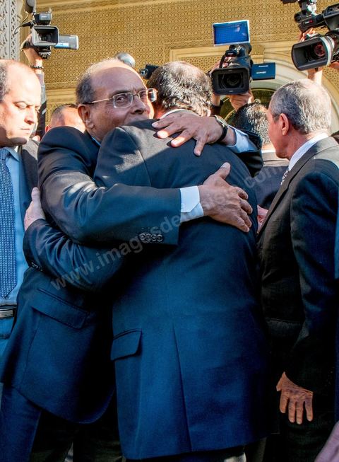 09 janvier 2014 : Marzouki raccompagne Larayedh. au palais présidentiel de Carthage, le Premier Ministre Ali Larayedh, du parti Ennahdha, remet au Président de la Républie, Moncef Marzouki, sa démission comme convenu dans le planning du Dialogue National. Hier à l'Assemblée Nationale les membres de l'ISIEI ont été élus par les députés, reste encore 15 jours pour finaliser le vote de la constitution, le premier ministre sera remplacé par Mehdi Jomaa candidat proposé par le Dialogue National.