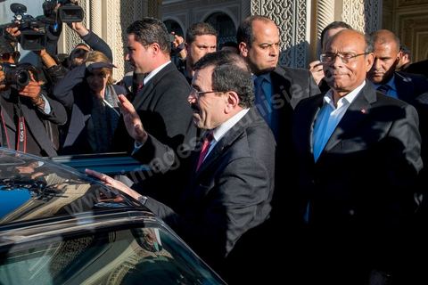 09 janvier 2014 : Marzouki raccompagne Larayedh. au palais présidentiel de Carthage, le Premier Ministre Ali Larayedh, du parti Ennahdha, remet au Président de la Républie, Moncef Marzouki, sa démission comme convenu dans le planning du Dialogue National. Hier à l'Assemblée Nationale les membres de l'ISIEI ont été élus par les députés, reste encore 15 jours pour finaliser le vote de la constitution, le premier ministre sera remplacé par Mehdi Jomaa candidat proposé par le Dialogue National.