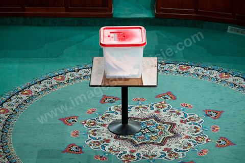 8 janvier 2014 : Une urne à l'Assemblée nationale constituante pour l'élection des membres de la commission électorale indépendante, ISIE.