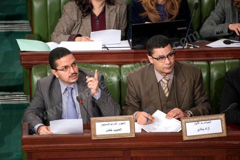 9 janvier 2014 : Habib Khedher, rapporteur général de la Constitution, lors de l'examen en plénière de l'article 45. Le 9 janvier, l'assemblée nationale constituante a adopté une version de l'article 45 qui consacre la défense des droits acquis par la femme et le principe de la parité dans les assemblées élus.