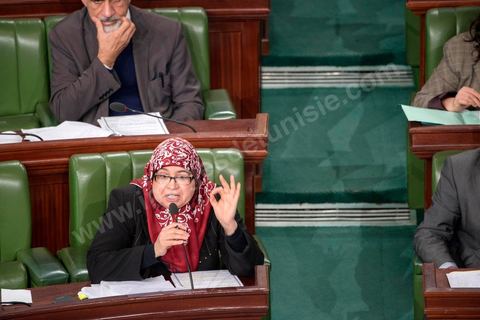 9 janvier 2014 : Mounia Brahim (Ennahdha) explique les raisons de son opposition au principe de partité prévu dans l'article 45. Le 9 janvier, l'assemblée nationale constituante a adopté une version de l'article 45 qui consacre la défense des droits acquis par la femme et le principe de la parité dans les assemblées élus.
