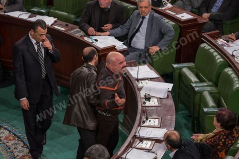 13 janvier 2014, à l'Assemblée nationale constituante, l'examen des articles relatifs au pouvoir juidiciaire donne lieu à une très vive polémique et à plusieurs incidents de séance durant lesquels certains députés sont sur le point d'en venir aux mains. Brahim Gassas, député indépendant (ex-Nidaa Tounes) s’est levé de son siège et s’est dirigé vers celui de Mahmoud Baroudi, tout en enlevant sa veste comme pour s’apprêter à une bagarre. M. Gassas a tancé à l’adresse de l’élu de l’Alliance Démocratique : « tu vois que nous sommes des femmes ici ?! » signifiant que les députés ne sont pas pour autant faibles pour céder à sa menace. 
