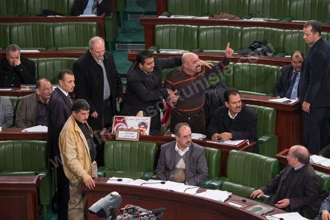 13 janvier 2014, à l'Assemblée nationale constituante, l'examen des articles relatifs au pouvoir juidiciaire donne lieu à une très vive polémique et à plusieurs incidents de séance durant lesquels certains députés sont sur le point d'en venir aux mains. Brahim Gassas, député indépendant (ex-Nidaa Tounes) s’est levé de son siège et s’est dirigé vers celui de Mahmoud Baroudi, tout en enlevant sa veste comme pour s’apprêter à une bagarre. M. Gassas a tancé à l’adresse de l’élu de l’Alliance Démocratique : « tu vois que nous sommes des femmes ici ?! » signifiant que les députés ne sont pas pour autant faibles pour céder à sa menace. 