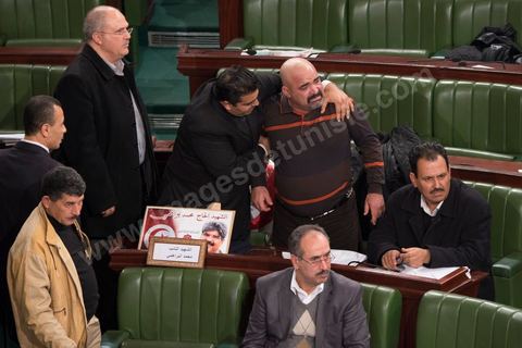 13 janvier 2014, à l'Assemblée nationale constituante, l'examen des articles relatifs au pouvoir juidiciaire donne lieu à une très vive polémique et à plusieurs incidents de séance durant lesquels certains députés sont sur le point d'en venir aux mains. Brahim Gassas, député indépendant (ex-Nidaa Tounes) s’est levé de son siège et s’est dirigé vers celui de Mahmoud Baroudi, tout en enlevant sa veste comme pour s’apprêter à une bagarre. M. Gassas a tancé à l’adresse de l’élu de l’Alliance Démocratique : « tu vois que nous sommes des femmes ici ?! » signifiant que les députés ne sont pas pour autant faibles pour céder à sa menace. 