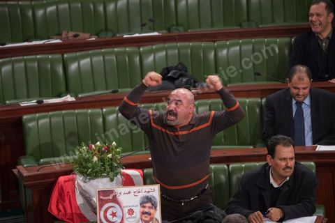 13 janvier 2014, à l'Assemblée nationale constituante, l'examen des articles relatifs au pouvoir juidiciaire donne lieu à une très vive polémique et à plusieurs incidents de séance durant lesquels certains députés sont sur le point d'en venir aux mains. Brahim Gassas, député indépendant (ex-Nidaa Tounes) s’est levé de son siège et s’est dirigé vers celui de Mahmoud Baroudi, tout en enlevant sa veste comme pour s’apprêter à une bagarre. M. Gassas a tancé à l’adresse de l’élu de l’Alliance Démocratique : « tu vois que nous sommes des femmes ici ?! » signifiant que les députés ne sont pas pour autant faibles pour céder à sa menace. 