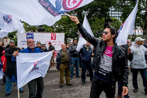 14 janvier 2014 : En face du théâtre les ligues de protection de la révolution LPR déploient drapeaux et chants sur l'avenue Habib Bourguiba à Tunis quelques milliers de tunisiens sont venus se rassembler pour commémorer le troisième anniversaire du départ de l'ancien Président Ben Ali, aboutissement des mouvements de révoltes en région démarrés le 17 décmbre 2010. Tous les genres politiques se croisent et se chamaillent l'avenue, d'un côté les islamistes avec Ennahdha, les ligues et même un nouveau mouvement islamiste anachiste, de l'autre la gauche et l'opposition commémorant à la fois le départ des anciens et la mémoire des martyrs de la révolution et des martyrs politiques. 