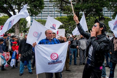 14 janvier 2014 : En face du théâtre les ligues de protection de la révolution LPR déploient drapeaux et chants sur l'avenue Habib Bourguiba à Tunis quelques milliers de tunisiens sont venus se rassembler pour commémorer le troisième anniversaire du départ de l'ancien Président Ben Ali, aboutissement des mouvements de révoltes en région démarrés le 17 décmbre 2010. Tous les genres politiques se croisent et se chamaillent l'avenue, d'un côté les islamistes avec Ennahdha, les ligues et même un nouveau mouvement islamiste anachiste, de l'autre la gauche et l'opposition commémorant à la fois le départ des anciens et la mémoire des martyrs de la révolution et des martyrs politiques. 