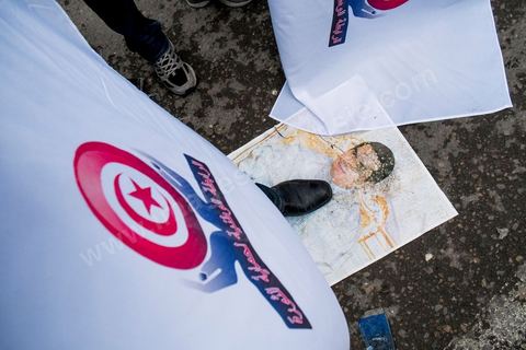 14 janvier 2014 : Les militants des ligues de protection de la révolution (LPR) créent l'animation en disposant qu sol des portraits de Ben Ali gaiement piétinés sur l'avenue Habib Bourguiba à Tunis quelques milliers de tunisiens sont venus se rassembler pour commémorer le troisième anniversaire du départ de l'ancien Président Ben Ali, aboutissement des mouvements de révoltes en région démarrés le 17 décmbre 2010. Tous les genres politiques se croisent et se chamaillent l'avenue, d'un côté les islamistes avec Ennahdha, les ligues et même un nouveau mouvement islamiste anachiste, de l'autre la gauche et l'opposition commémorant à la fois le départ des anciens et la mémoire des martyrs de la révolution et des martyrs politiques. 
