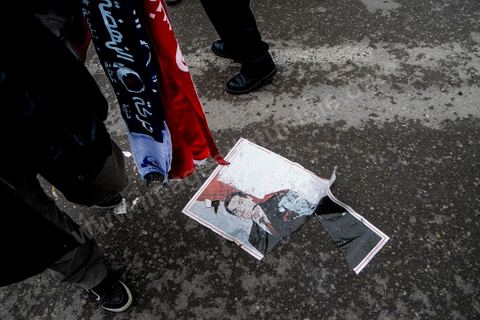 14 janvier 2014 : Les militants des ligues de protection de la révolution (LPR) créent l'animation en disposant qu sol des portraits de Ben Ali gaiement piétinés sur l'avenue Habib Bourguiba à Tunis quelques milliers de tunisiens sont venus se rassembler pour commémorer le troisième anniversaire du départ de l'ancien Président Ben Ali, aboutissement des mouvements de révoltes en région démarrés le 17 décmbre 2010. Tous les genres politiques se croisent et se chamaillent l'avenue, d'un côté les islamistes avec Ennahdha, les ligues et même un nouveau mouvement islamiste anachiste, de l'autre la gauche et l'opposition commémorant à la fois le départ des anciens et la mémoire des martyrs de la révolution et des martyrs politiques. 