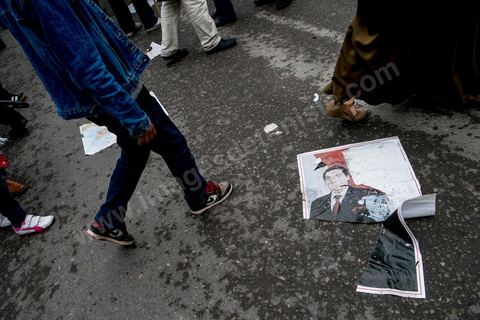 14 janvier 2014 : Les militants des ligues de protection de la révolution (LPR) créent l'animation en disposant qu sol des portraits de Ben Ali gaiement piétinés sur l'avenue Habib Bourguiba à Tunis quelques milliers de tunisiens sont venus se rassembler pour commémorer le troisième anniversaire du départ de l'ancien Président Ben Ali, aboutissement des mouvements de révoltes en région démarrés le 17 décmbre 2010. Tous les genres politiques se croisent et se chamaillent l'avenue, d'un côté les islamistes avec Ennahdha, les ligues et même un nouveau mouvement islamiste anachiste, de l'autre la gauche et l'opposition commémorant à la fois le départ des anciens et la mémoire des martyrs de la révolution et des martyrs politiques. 