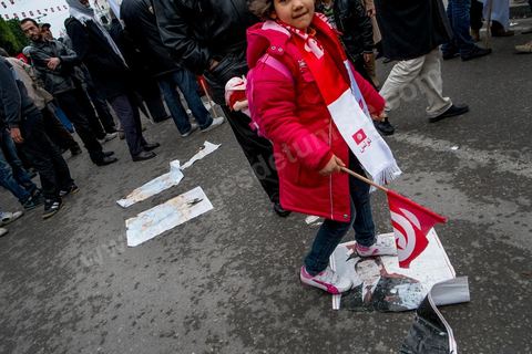 14 janvier 2014 : Les militants des ligues de protection de la révolution (LPR) créent l'animation en disposant qu sol des portraits de Ben Ali gaiement piétinés sur l'avenue Habib Bourguiba à Tunis quelques milliers de tunisiens sont venus se rassembler pour commémorer le troisième anniversaire du départ de l'ancien Président Ben Ali, aboutissement des mouvements de révoltes en région démarrés le 17 décmbre 2010. Tous les genres politiques se croisent et se chamaillent l'avenue, d'un côté les islamistes avec Ennahdha, les ligues et même un nouveau mouvement islamiste anachiste, de l'autre la gauche et l'opposition commémorant à la fois le départ des anciens et la mémoire des martyrs de la révolution et des martyrs politiques. 