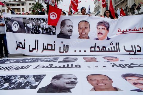 14 janvier 2014 : Hommage aux martyrs politiques de l'année 2013 sur l'avenue Habib Bourguiba à Tunis quelques milliers de tunisiens sont venus se rassembler pour commémorer le troisième anniversaire du départ de l'ancien Président Ben Ali, aboutissement des mouvements de révoltes en région démarrés le 17 décmbre 2010. Tous les genres politiques se croisent et se chamaillent l'avenue, d'un côté les islamistes avec Ennahdha, les ligues et même un nouveau mouvement islamiste anachiste, de l'autre la gauche et l'opposition commémorant à la fois le départ des anciens et la mémoire des martyrs de la révolution et des martyrs politiques. 
