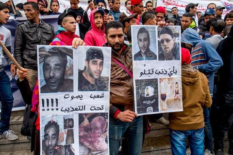 14 janvier 2014 : En face du théâtre les ligues de protection de la révolution LPR déploient drapeaux et chants sur l'avenue Habib Bourguiba à Tunis quelques milliers de tunisiens sont venus se rassembler pour commémorer le troisième anniversaire du départ de l'ancien Président Ben Ali, aboutissement des mouvements de révoltes en région démarrés le 17 décmbre 2010. Tous les genres politiques se croisent et se chamaillent l'avenue, d'un côté les islamistes avec Ennahdha, les ligues et même un nouveau mouvement islamiste anachiste, de l'autre la gauche et l'opposition commémorant à la fois le départ des anciens et la mémoire des martyrs de la révolution et des martyrs politiques. 