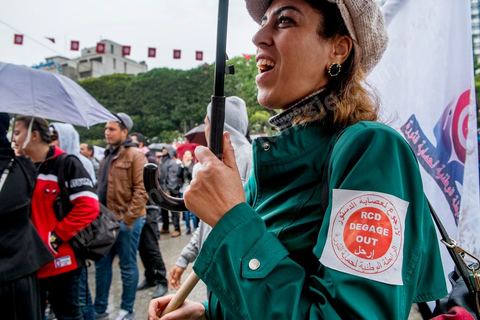 14 janvier 2014 : En face du théâtre les ligues de protection de la révolution LPR déploient drapeaux et chants sur l'avenue Habib Bourguiba à Tunis quelques milliers de tunisiens sont venus se rassembler pour commémorer le troisième anniversaire du départ de l'ancien Président Ben Ali, aboutissement des mouvements de révoltes en région démarrés le 17 décmbre 2010. Tous les genres politiques se croisent et se chamaillent l'avenue, d'un côté les islamistes avec Ennahdha, les ligues et même un nouveau mouvement islamiste anachiste, de l'autre la gauche et l'opposition commémorant à la fois le départ des anciens et la mémoire des martyrs de la révolution et des martyrs politiques. 