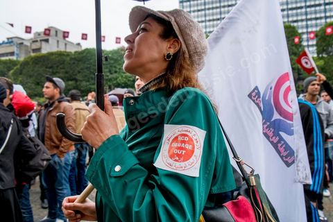14 janvier 2014 : En face du théâtre les ligues de protection de la révolution LPR déploient drapeaux et chants sur l'avenue Habib Bourguiba à Tunis quelques milliers de tunisiens sont venus se rassembler pour commémorer le troisième anniversaire du départ de l'ancien Président Ben Ali, aboutissement des mouvements de révoltes en région démarrés le 17 décmbre 2010. Tous les genres politiques se croisent et se chamaillent l'avenue, d'un côté les islamistes avec Ennahdha, les ligues et même un nouveau mouvement islamiste anachiste, de l'autre la gauche et l'opposition commémorant à la fois le départ des anciens et la mémoire des martyrs de la révolution et des martyrs politiques. 
