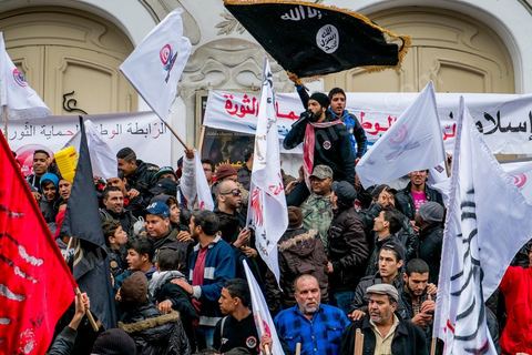 14 janvier 2014 : En face du théâtre les ligues de protection de la révolution LPR déploient drapeaux et chants avec l'incontournable Ricoba au micro sur l'avenue Habib Bourguiba à Tunis quelques milliers de tunisiens sont venus se rassembler pour commémorer le troisième anniversaire du départ de l'ancien Président Ben Ali, aboutissement des mouvements de révoltes en région démarrés le 17 décmbre 2010. Tous les genres politiques se croisent et se chamaillent l'avenue, d'un côté les islamistes avec Ennahdha, les ligues et même un nouveau mouvement islamiste anachiste, de l'autre la gauche et l'opposition commémorant à la fois le départ des anciens et la mémoire des martyrs de la révolution et des martyrs politiques. 