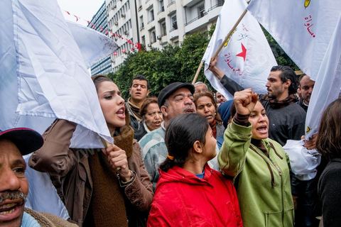 14 janvier 2014 : sur l'avenue Habib Bourguiba à Tunis quelques milliers de tunisiens sont venus se rassembler pour commémorer le troisième anniversaire du départ de l'ancien Président Ben Ali, aboutissement des mouvements de révoltes en région démarrés le 17 décmbre 2010. Tous les genres politiques se croisent et se chamaillent l'avenue, d'un côté les islamistes avec Ennahdha, les ligues et même un nouveau mouvement islamiste anachiste, de l'autre la gauche et l'opposition commémorant à la fois le départ des anciens et la mémoire des martyrs de la révolution et des martyrs politiques. 