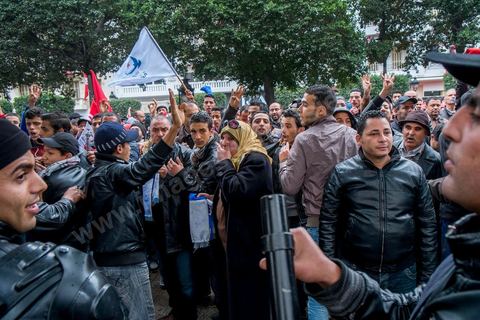 14 janvier 2014 : très forte présence policière pour éviter tout affrontement, le dispostif de la police est impressionnnant sur l'avenue Habib Bourguiba à Tunis quelques milliers de tunisiens sont venus se rassembler pour commémorer le troisième anniversaire du départ de l'ancien Président Ben Ali, aboutissement des mouvements de révoltes en région démarrés le 17 décmbre 2010. Tous les genres politiques se croisent et se chamaillent l'avenue, d'un côté les islamistes avec Ennahdha, les ligues et même un nouveau mouvement islamiste anachiste, de l'autre la gauche et l'opposition commémorant à la fois le départ des anciens et la mémoire des martyrs de la révolution et des martyrs politiques. 