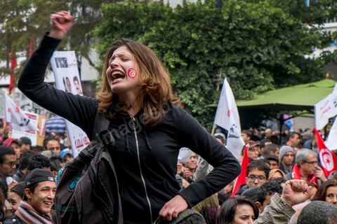 14 janvier 2014 : sur l'avenue Habib Bourguiba à Tunis quelques milliers de tunisiens sont venus se rassembler pour commémorer le troisième anniversaire du départ de l'ancien Président Ben Ali, aboutissement des mouvements de révoltes en région démarrés le 17 décmbre 2010. Tous les genres politiques se croisent et se chamaillent l'avenue, d'un côté les islamistes avec Ennahdha, les ligues et même un nouveau mouvement islamiste anachiste, de l'autre la gauche et l'opposition commémorant à la fois le départ des anciens et la mémoire des martyrs de la révolution et des martyrs politiques. 