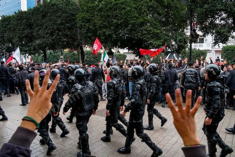 14 janvier 2014 : très forte présence policière pour éviter tout affrontement entre les militants d'Ennahdha et les manifestants de l'opposition, le dispostif de la police est impressionnnant sur l'avenue Habib Bourguiba à Tunis quelques milliers de tunisiens sont venus se rassembler pour commémorer le troisième anniversaire du départ de l'ancien Président Ben Ali, aboutissement des mouvements de révoltes en région démarrés le 17 décmbre 2010. Tous les genres politiques se croisent et se chamaillent l'avenue, d'un côté les islamistes avec Ennahdha, les ligues et même un nouveau mouvement islamiste anachiste, de l'autre la gauche et l'opposition commémorant à la fois le départ des anciens et la mémoire des martyrs de la révolution et des martyrs politiques. 