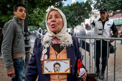 14 janvier 2014 : sur l'avenue Habib Bourguiba à Tunis quelques milliers de tunisiens sont venus se rassembler pour commémorer le troisième anniversaire du départ de l'ancien Président Ben Ali, aboutissement des mouvements de révoltes en région démarrés le 17 décmbre 2010. Tous les genres politiques se croisent et se chamaillent l'avenue, d'un côté les islamistes avec Ennahdha, les ligues et même un nouveau mouvement islamiste anachiste, de l'autre la gauche et l'opposition commémorant à la fois le départ des anciens et la mémoire des martyrs de la révolution et des martyrs politiques. 