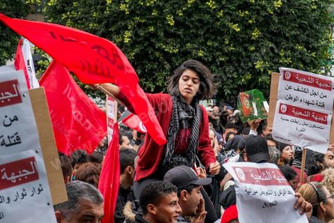 14 janvier 2014 : sur l'avenue Habib Bourguiba à Tunis quelques milliers de tunisiens sont venus se rassembler pour commémorer le troisième anniversaire du départ de l'ancien Président Ben Ali, aboutissement des mouvements de révoltes en région démarrés le 17 décmbre 2010. Tous les genres politiques se croisent et se chamaillent l'avenue, d'un côté les islamistes avec Ennahdha, les ligues et même un nouveau mouvement islamiste anachiste, de l'autre la gauche et l'opposition commémorant à la fois le départ des anciens et la mémoire des martyrs de la révolution et des martyrs politiques. 